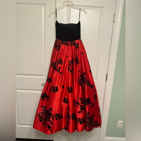 SHERRI HILL 51685 BLACK AND RED FLORAL BALLGOWN SIZE 4 - Picture 3 of 12